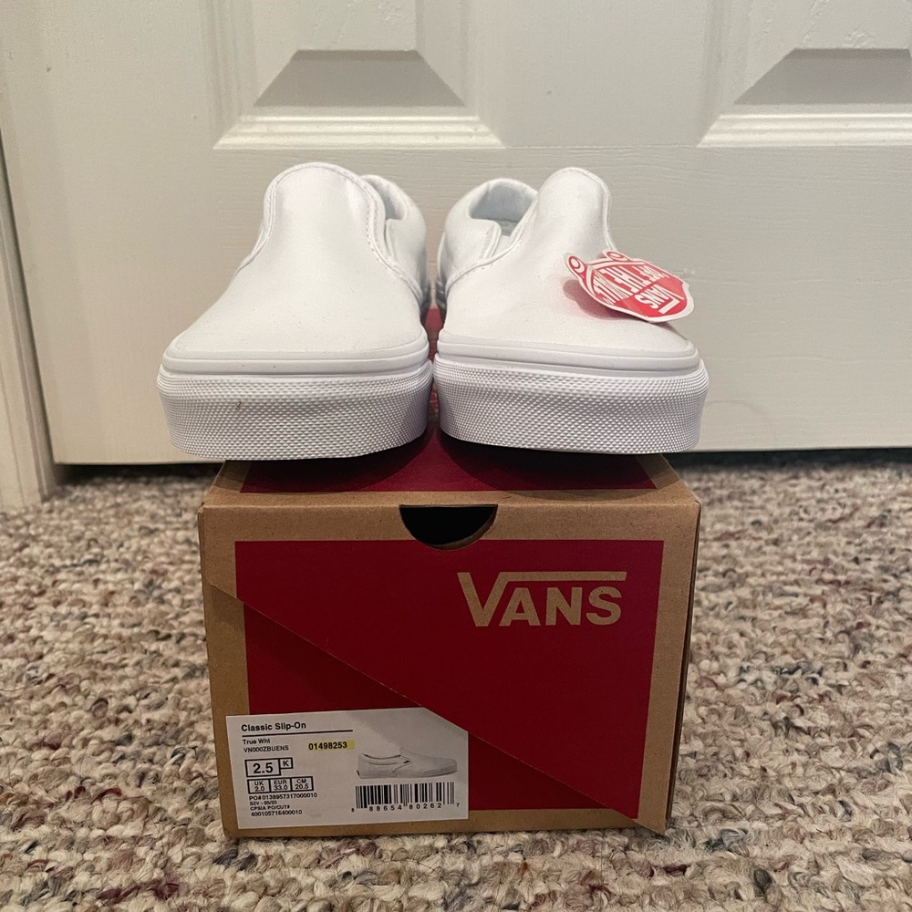 Girls NWT and box size 2.5 white Vans